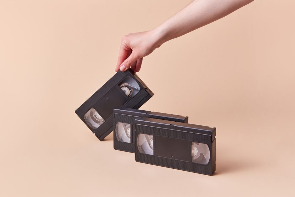Bej arka planda retro koleksiyonla vintage bir VHS kaset tutan el. — TikTok mağazası nasıl kurulur